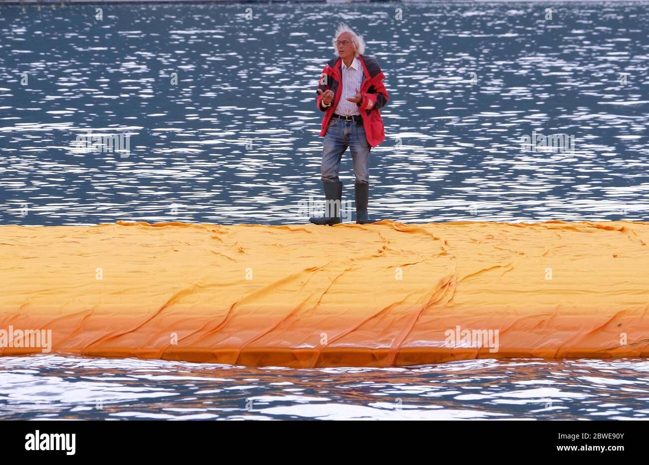 Besuch auf dem Laufsteg von Christo Sulzano 16. Juni 2016 ph.fotogramma/brescia, im Foto der Künstler Christo Vladimirov Yavachev (Fotografie/Fotografie, Brescia - 2016-06-16) ps das Foto kann in Bezug auf den Kontext, in dem es aufgenommen wurde, verwendet werden, Und ohne diffamierende Absicht des Dekors der vertretenen Personen (Fotografie/Fotografma, Archive Photos - 2020-06-01) p.s. la foto e' utilizabile nel rispetto del contesto in cui e' stata scattata, e senza intento diffamatorio del decoro delle persone rappentate Stockfoto