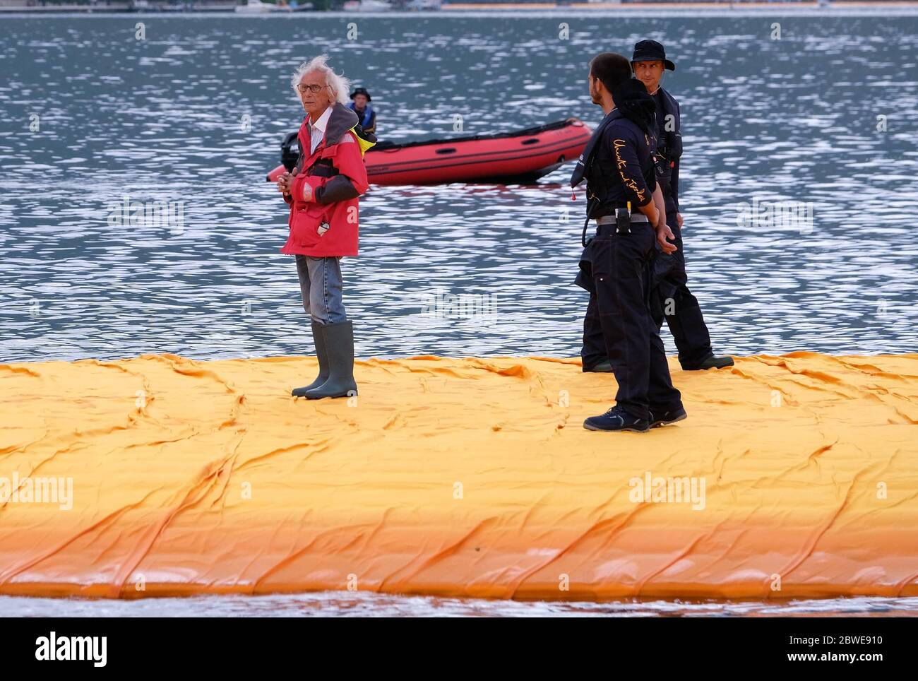 Besuch auf dem Laufsteg von Christo Sulzano 16. Juni 2016 ph.fotogramma/brescia, im Foto der Künstler Christo Vladimirov Yavachev (Fotografie/Fotografie, Brescia - 2016-06-16) ps das Foto kann in Bezug auf den Kontext, in dem es aufgenommen wurde, verwendet werden, Und ohne diffamierende Absicht des Dekors der vertretenen Personen (Fotografie/Fotografma, Archive Photos - 2020-06-01) p.s. la foto e' utilizabile nel rispetto del contesto in cui e' stata scattata, e senza intento diffamatorio del decoro delle persone rappentate Stockfoto