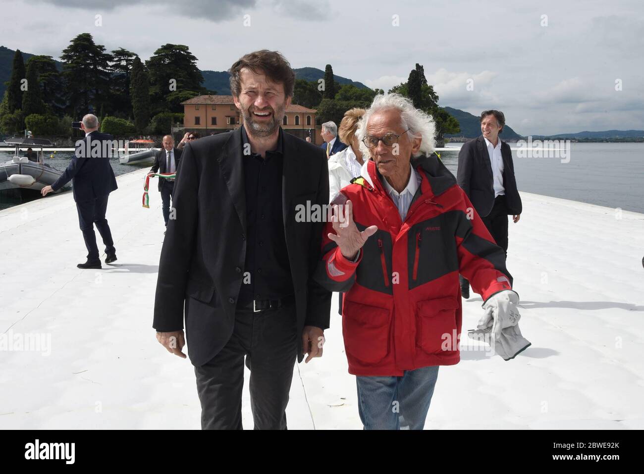 Minister Franceschini besucht - die schwimmenden Piers - der Laufsteg des Künstlers Christo 'auf dem Iseo-See. Auf dem Foto der Minister Dario Franceschini mit dem Künstler Christo Vladimirov Yavachev (andrea campanelli/Fotograf, Brescia Sulzano - 2016-06-14) ps das Foto kann in Bezug auf den Kontext, in dem es aufgenommen wurde, verwendet werden, Und ohne diffamierende Absicht des Dekors der vertretenen Personen (andrea campanelli/Fotografa, Archive Photos - 2020-06-01) p.s. la foto e' utilizabile nel rispetto del contesto in cui e' stata scattata, e senza intento diffamatorio del decoro delle persone rappres Stockfoto