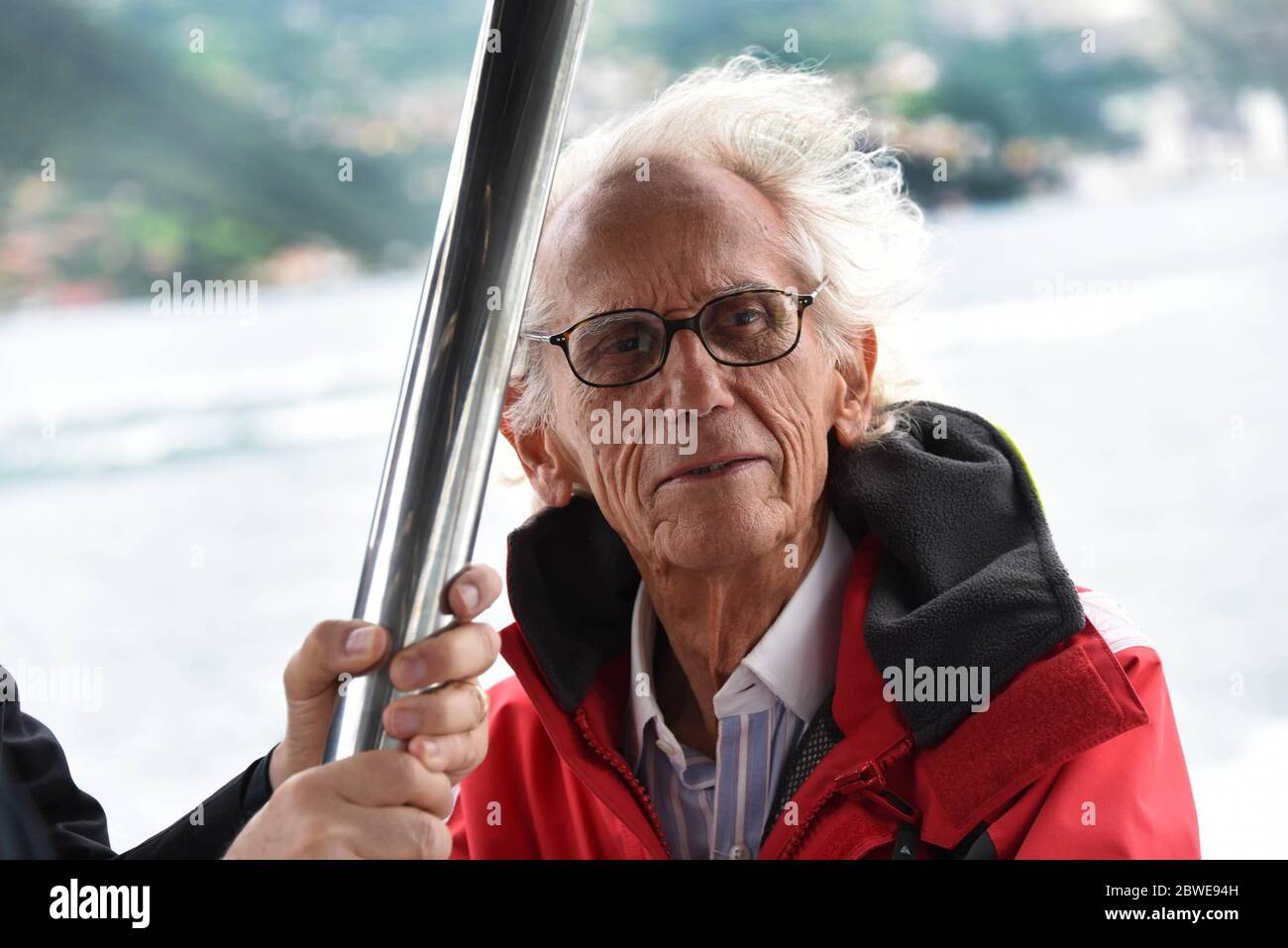 Minister Franceschini besucht - die schwimmenden Piers - der Laufsteg des Künstlers Christo 'auf dem Iseo-See. Auf dem Foto Christo Vladimirov Yavachev (andrea campanelli/Fotograf, Brescia Sulzano - 2016-06-14) ps das Foto kann in Bezug auf den Kontext, in dem es aufgenommen wurde, verwendet werden, Und ohne diffamierende Absicht des Dekors der vertretenen Personen (andrea campanelli/Fotografa, Archive Photos - 2020-06-01) p.s. la foto e' utilizabile nel rispetto del contesto in cui e' stata scattata, e senza intento diffamatorio del decoro delle persone rappentate Stockfoto
