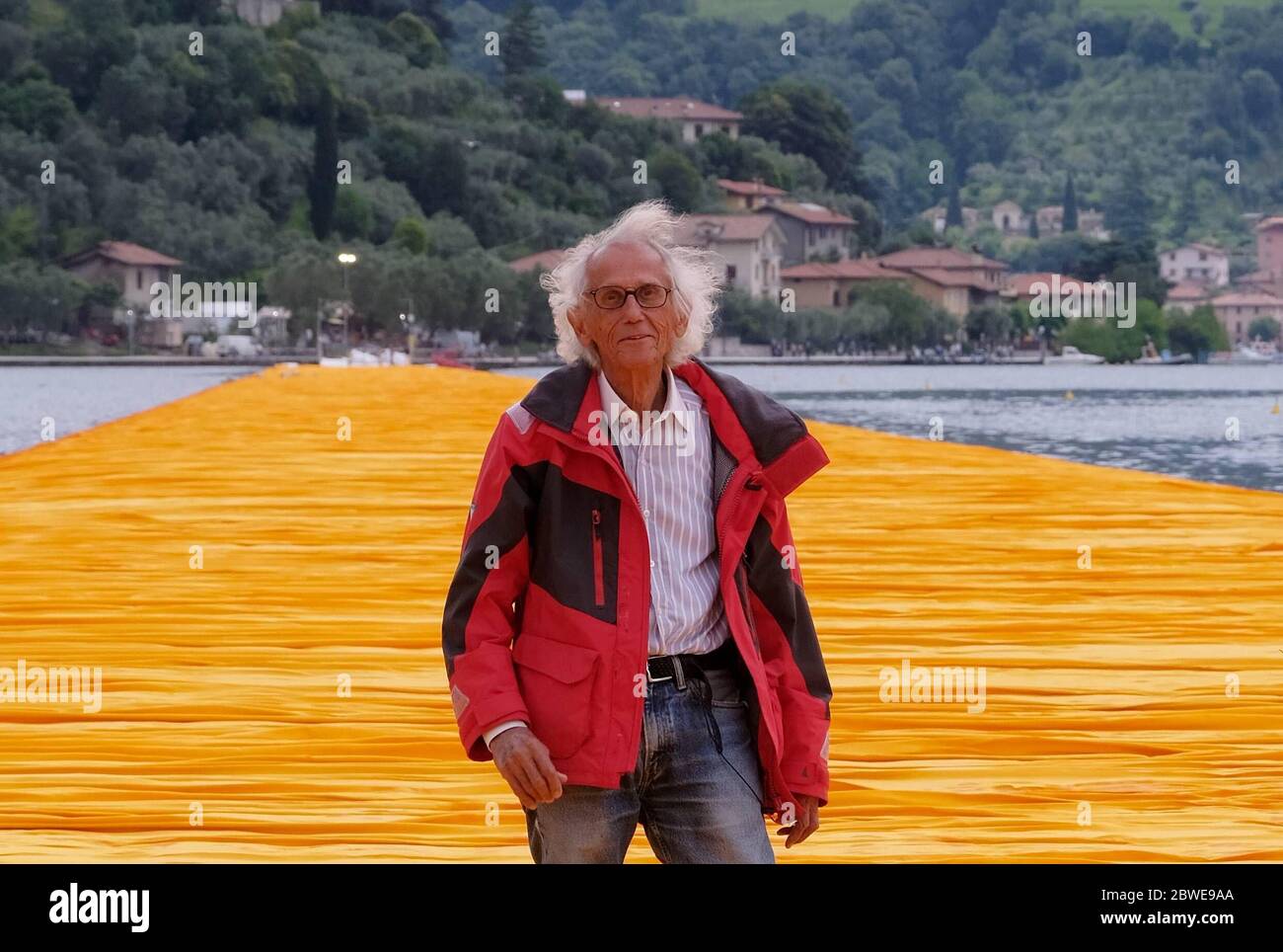 Besuch auf dem Laufsteg von Christo Sulzano 16. Juni 2016 ph.fotogramma/brescia, im Foto der Künstler Christo Vladimirov Yavachev (Fotografie/Fotografie, Brescia - 2016-06-16) ps das Foto kann in Bezug auf den Kontext, in dem es aufgenommen wurde, verwendet werden, Und ohne diffamierende Absicht des Dekors der vertretenen Personen (Fotografie/Fotografma, Archive Photos - 2020-06-01) p.s. la foto e' utilizabile nel rispetto del contesto in cui e' stata scattata, e senza intento diffamatorio del decoro delle persone rappentate Stockfoto