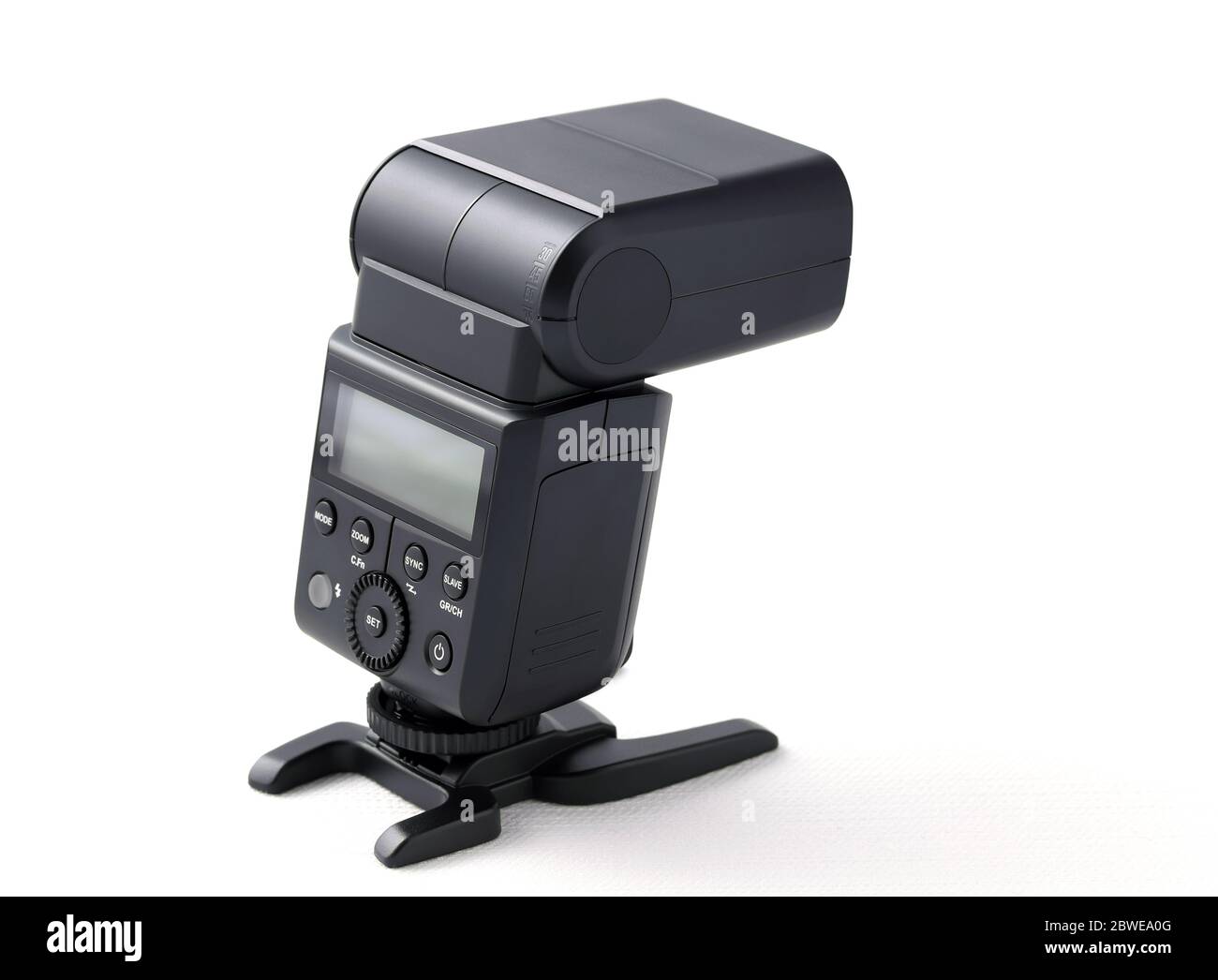 Fotoapparat Blitz auf Stativ, isoliert auf weißem Hintergrund Stockfoto