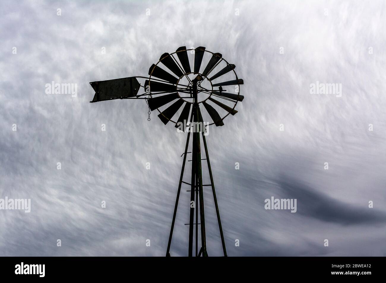 Windmühle auf einem bewölkten Himmel Stockfoto