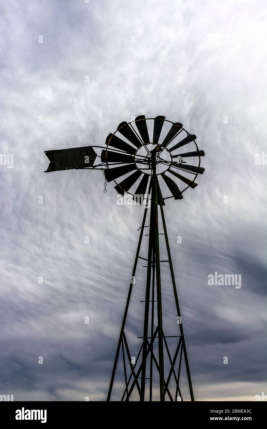 Windmühle auf einem bewölkten Himmel Stockfoto