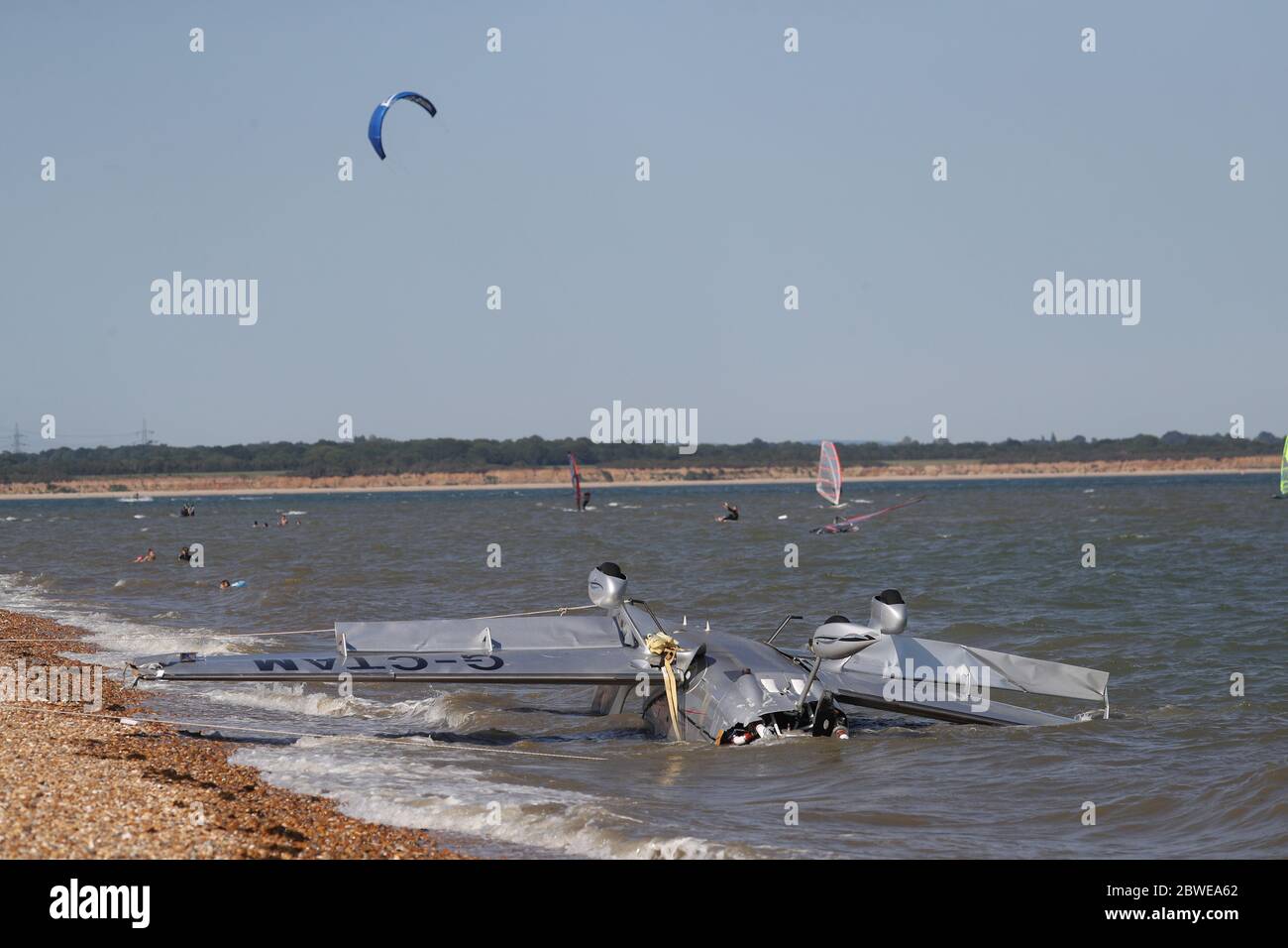 Die Trümmer leichter Flugzeuge wuschen am Strand, nachdem sie in das Meer nahe Calshot Spit stürzten. Zwei Menschen wurden aus dem Flugzeug gerettet. Stockfoto