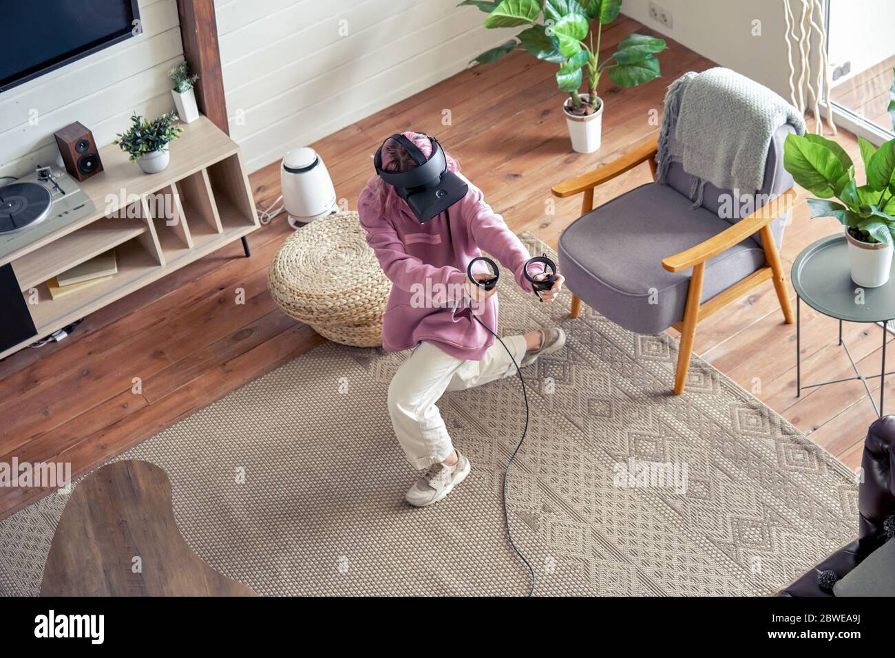 Teenager Mädchen tragen vr Headset spielen Virtual Reality-Spiel zu Hause, Draufsicht. Stockfoto