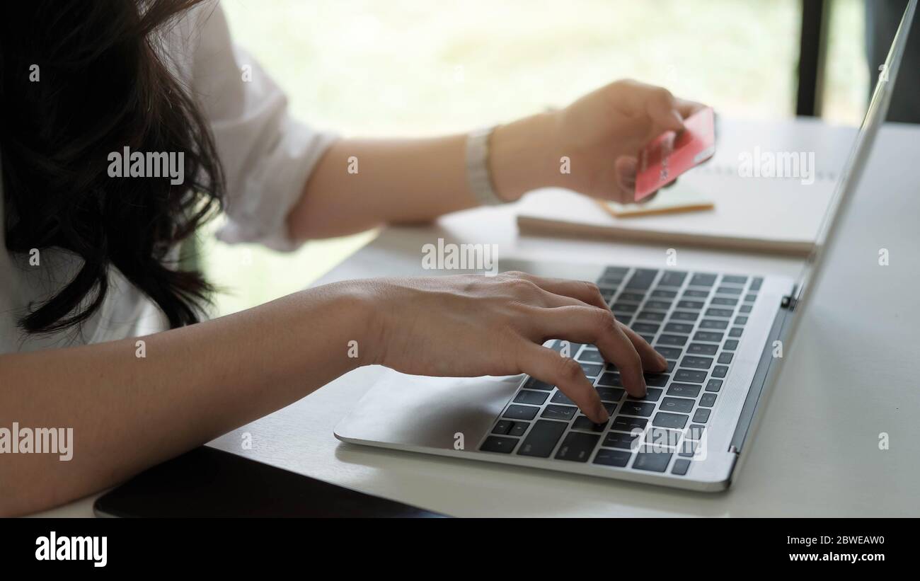 Frau, die Laptop-Computer für Online-Shopping Kauf mit Kreditkarte Stockfoto