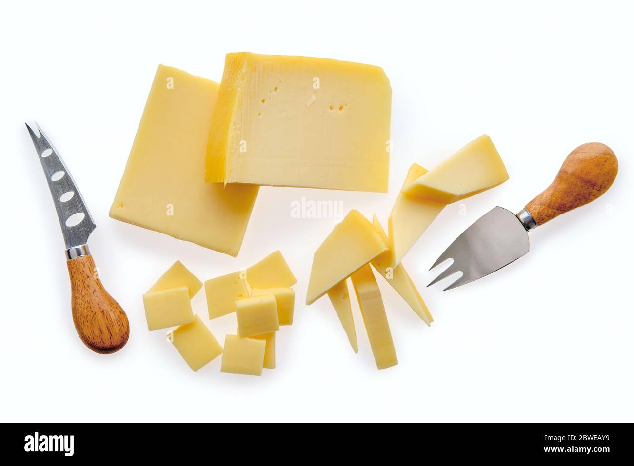 Draufsicht von zwei Arten von halbweichem Käse isoliert auf weißem Hintergrund Stockfoto