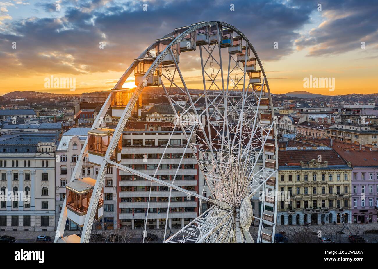 Budapest, Hungary - Luftaufnahme des berühmten Riesenrads von Budapest mit dem Budaer Schloss Königspalast und einem erstaunlichen goldenen Sonnenuntergang und Himmel. Das Rad i Stockfoto