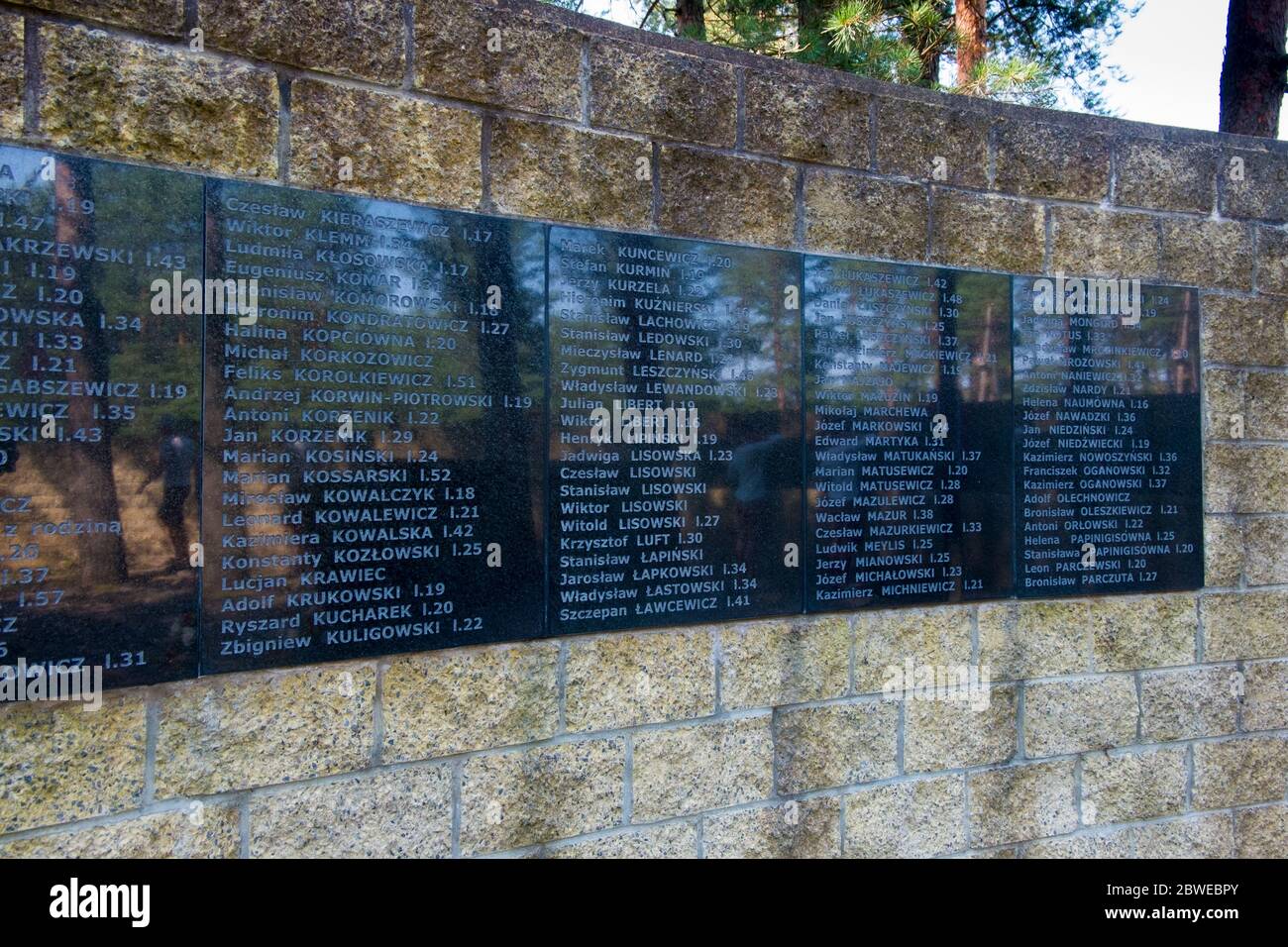 Ein Detail einer Tafel mit einigen der Namen der Toten an der Paneriai-Gedenkstätte, Ort der Massenmorde und Gräber von Juden durch Nazi-SS-Soldaten Dur Stockfoto
