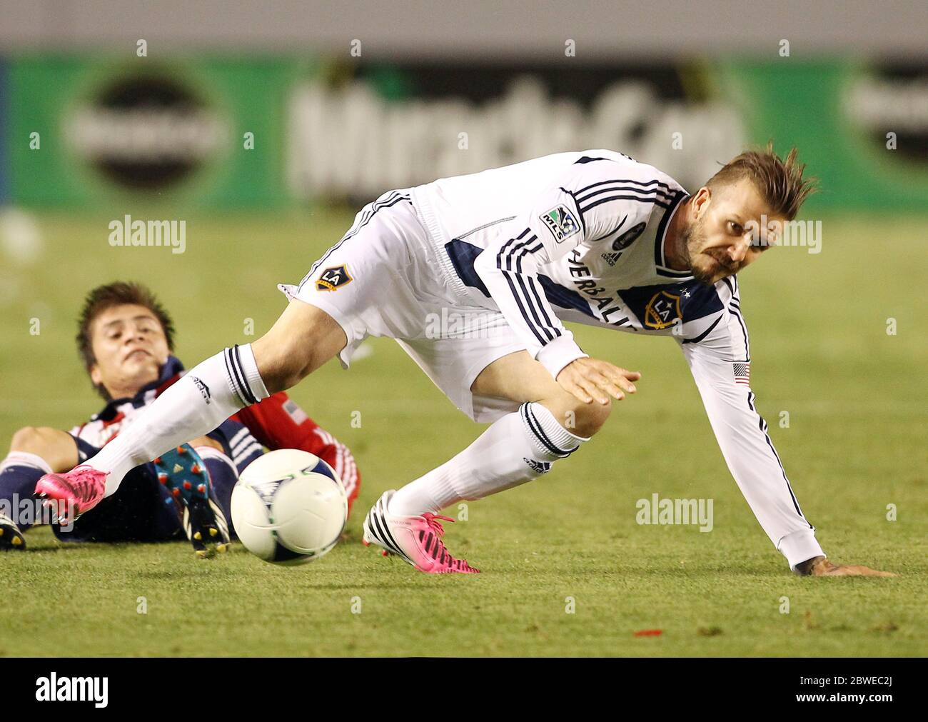 David Beckham trägt rosa Fußballschuhe mit seinen Kindernamen auf ihnen,  als er als Ersatz in LA Galaxy 1-0 Niederlage gegen Chivas USA, Carson,  Kalifornien kam. 19 Mai 2012 Stockfotografie - Alamy