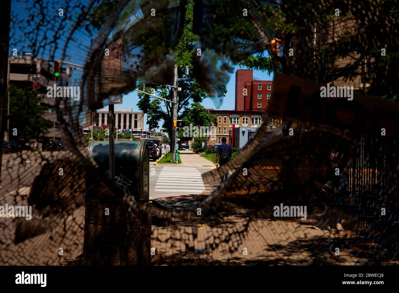 Indianapolis, Usa. Mai 2020. Ein Loch wird morgens nach den Unruhen als Reaktion auf die Ermordung von George Floyd und Sean Reed in Indianapolis an einer Bushaltestelle durch Glas zerschlagen. Quelle: SOPA Images Limited/Alamy Live News Stockfoto