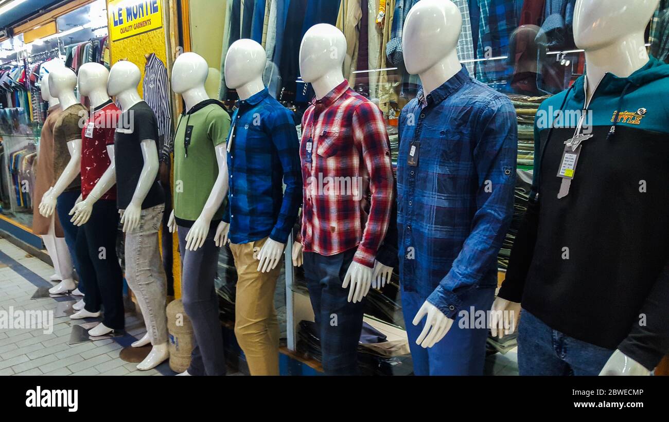 Mannequins Anzeigen Casual Dressing Auf Zainab Markt, Saddar Bazar, Karachi Pakistan 6/09/2018 Stockfoto