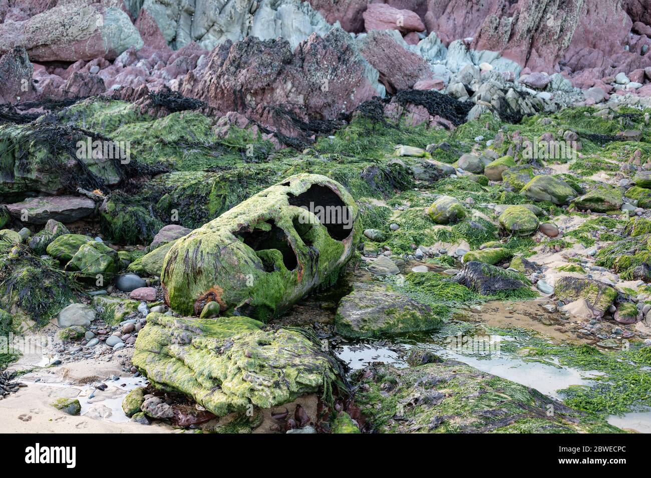Stahltank am Strand gespült. Stockfoto