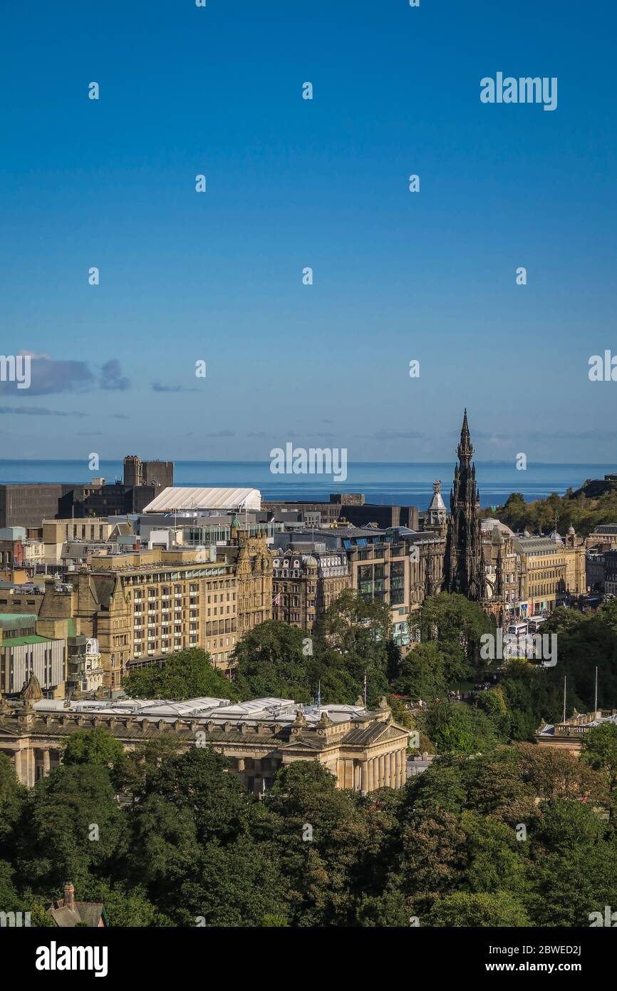 Blick auf die Princess Street und die Gärten von Edinburgh von den Wällen des Edinburgh Castle. Stockfoto