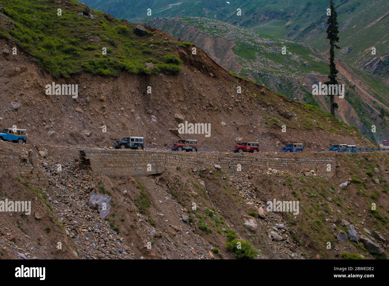 So viele Jeeps auf Jeep Track zum See Saif UL Maluk, Naran Valley, Khyber Pakhtunkhua, Pakistan 6/26/2018 Stockfoto