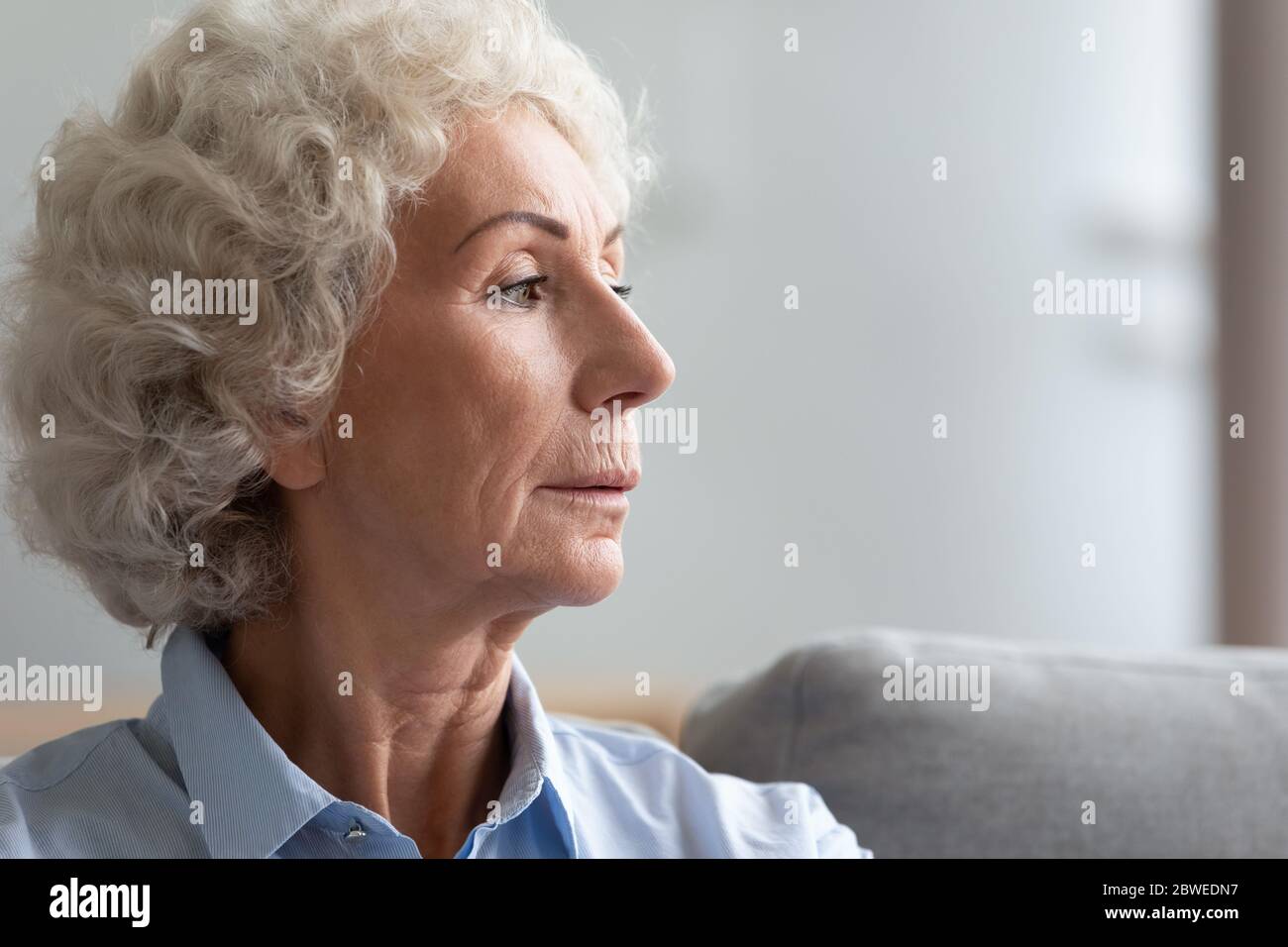 Pensive ernst alte Frau Gesicht Profil Nahaufnahme Ansicht Stockfoto