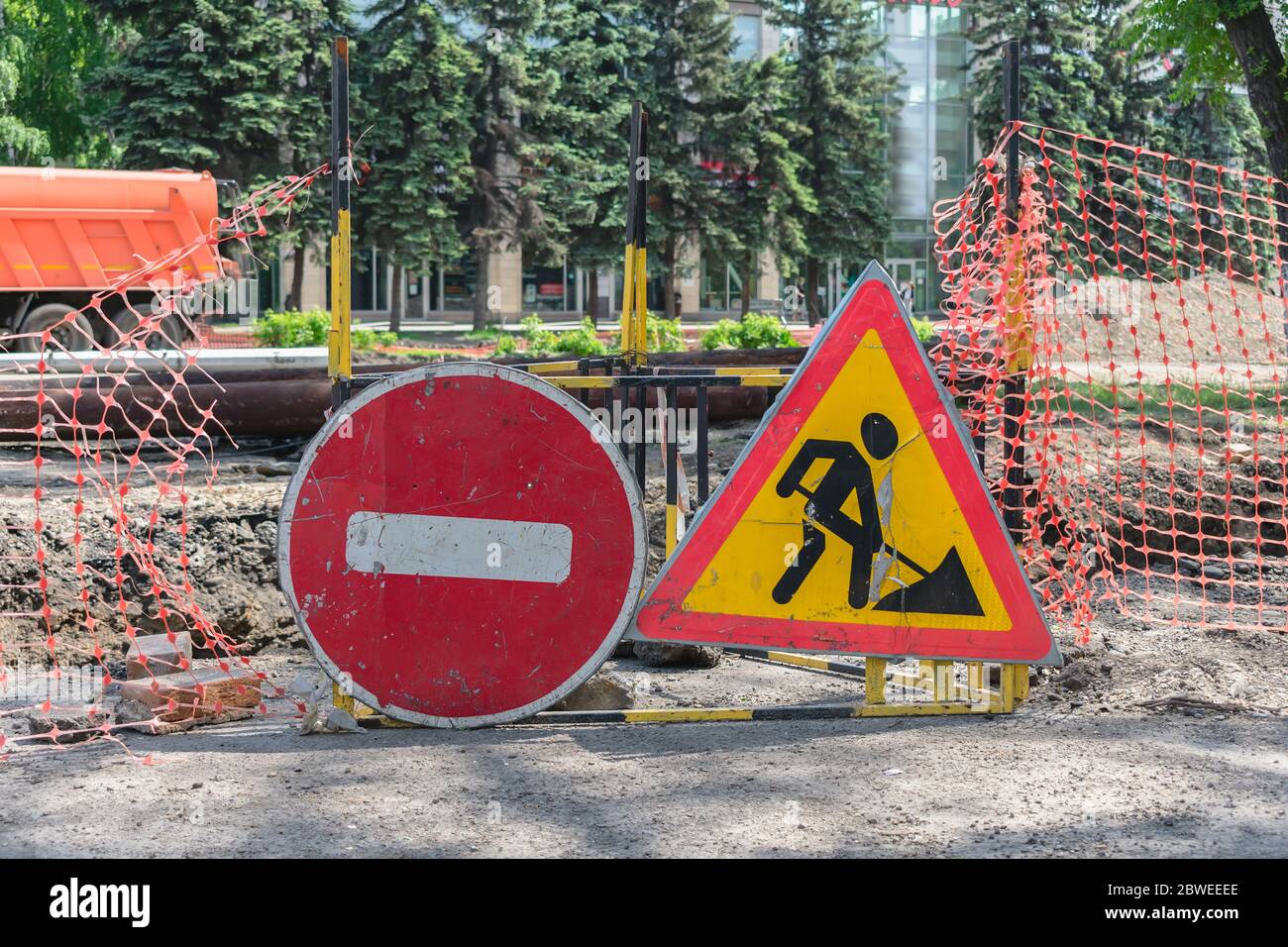 Straßenschilder warnen vor Bauarbeiten und einem Reiseverbot Stockfoto