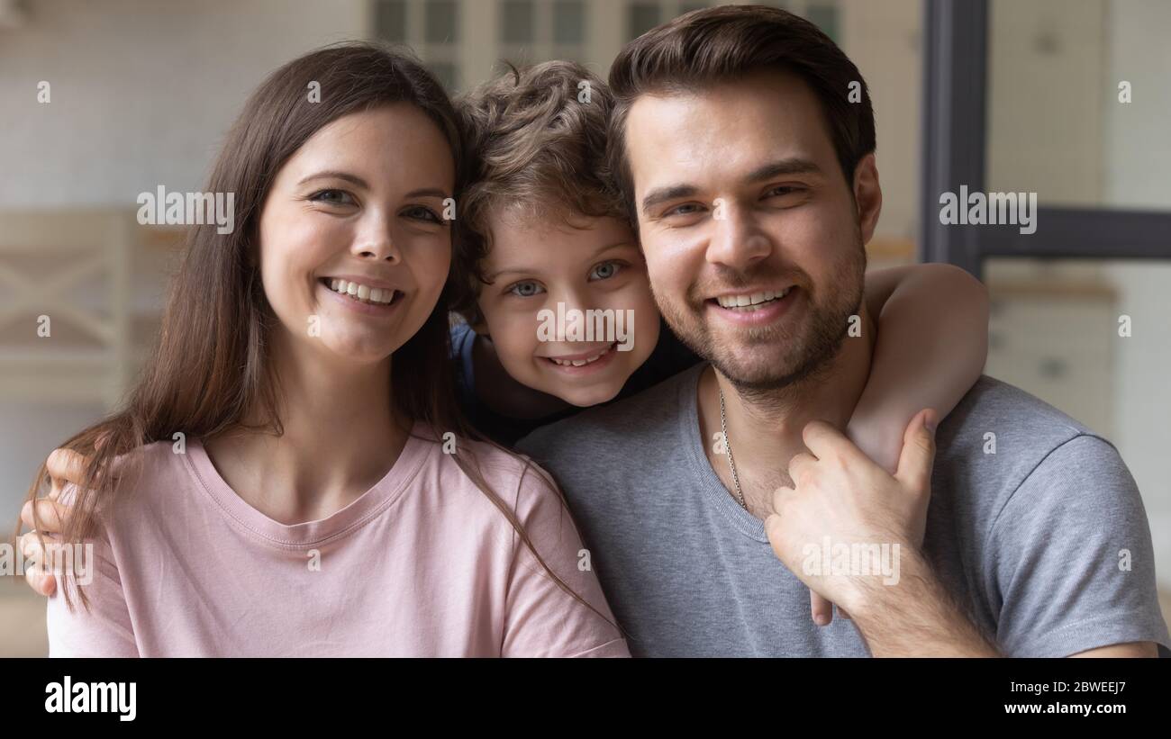 Porträt der jungen Familie mit kleinen Sohn umarmt Stockfoto