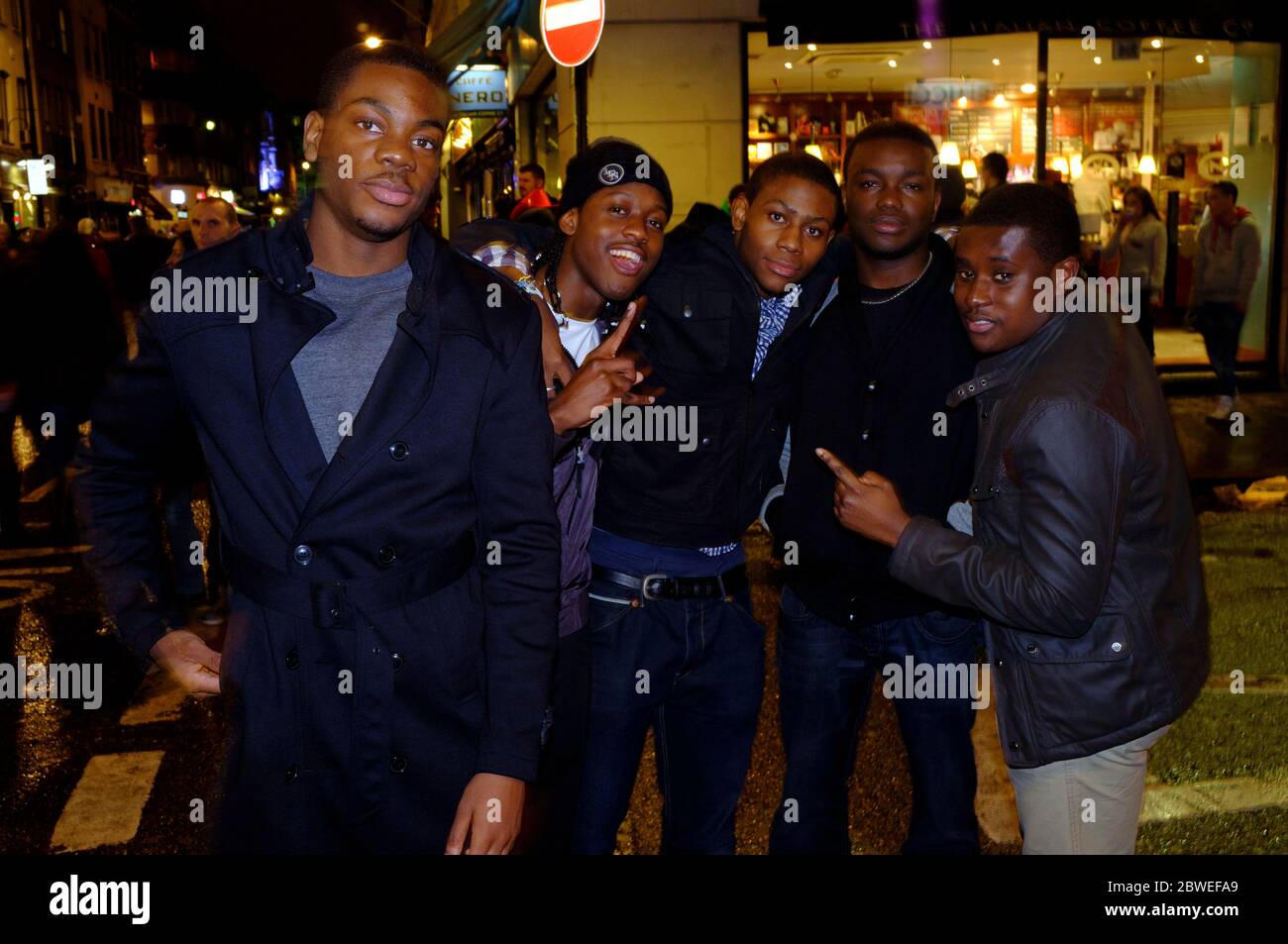 Silvester-Nachtschwärmer, West End, Old Compton Street, Soho, London, Großbritannien. 31. Dezember 2011 Stockfoto