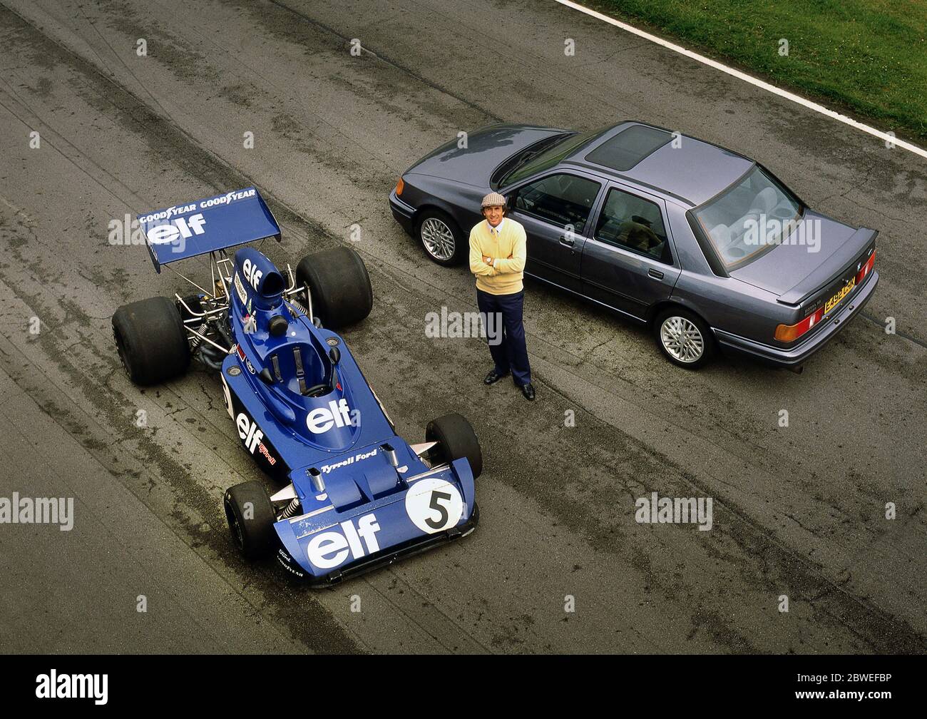 Jackie Stewart mit einigen seiner Grand Prix Rennwagen und einem Ford Sierra Cosworth aus dem Jahr 1988 im Oulton Park 1988 Stockfoto