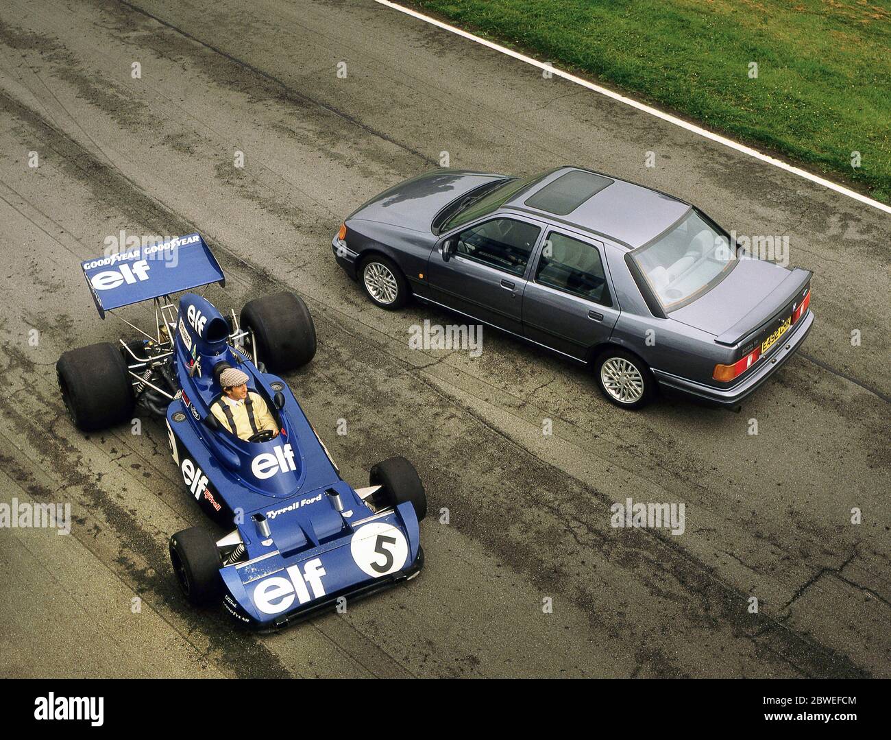 Jackie Stewart mit einigen seiner Grand Prix Rennwagen und einem Ford Sierra Cosworth aus dem Jahr 1988 im Oulton Park 1988 Stockfoto