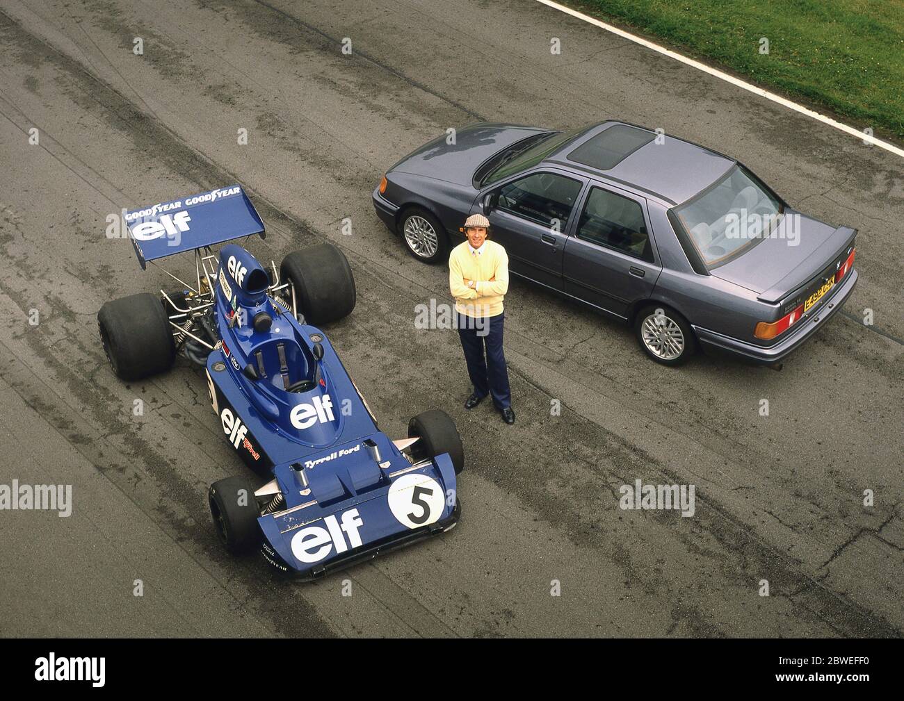 Jackie Stewart mit einigen seiner Grand Prix Rennwagen und einem Ford Sierra Cosworth aus dem Jahr 1988 im Oulton Park 1988 Stockfoto