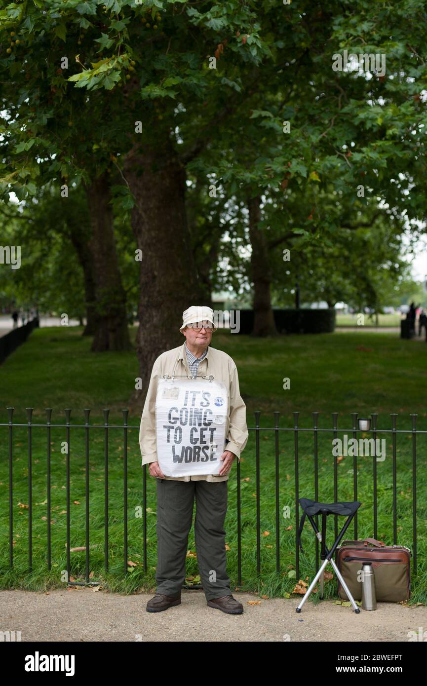 Ein Redner in der Speakers' Corner, die sich in der Nähe von Marble Arch in der nordöstlichen Ecke des Hyde Park, London, befindet. Die Speakers' Corner ist ein traditionelles offenes Stockfoto