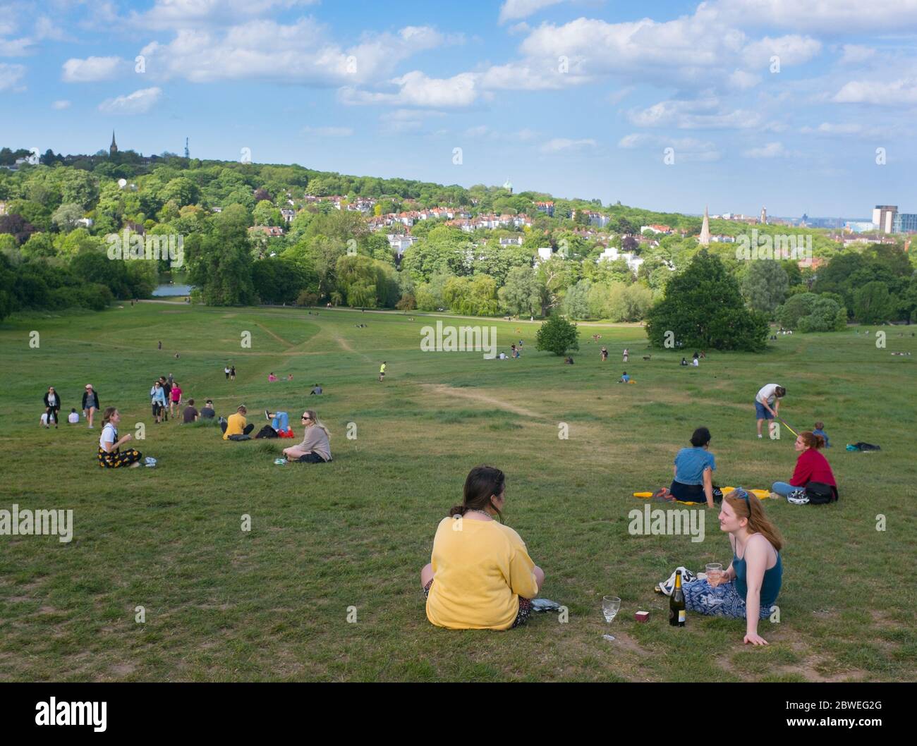Menschen, die die Sonne auf Hampstead Heath in Nord-London während der Lockdown-Phase der 2020 Coronavirus-Pandemie genießen Stockfoto