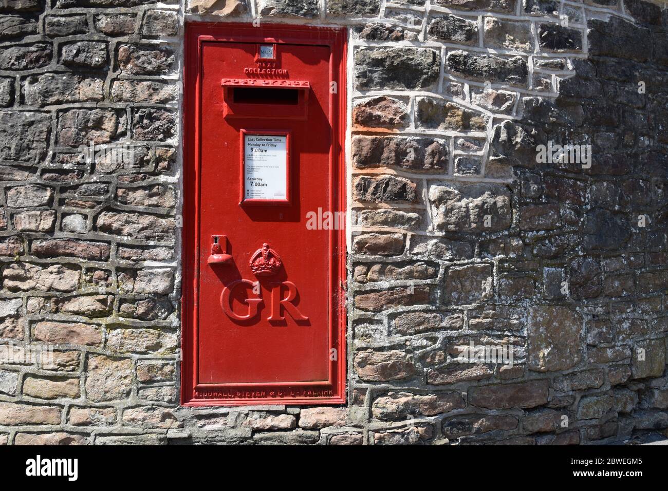 Eine rote, traditionelle Postbox in einer Wand in Clifton, Bristol Stockfoto