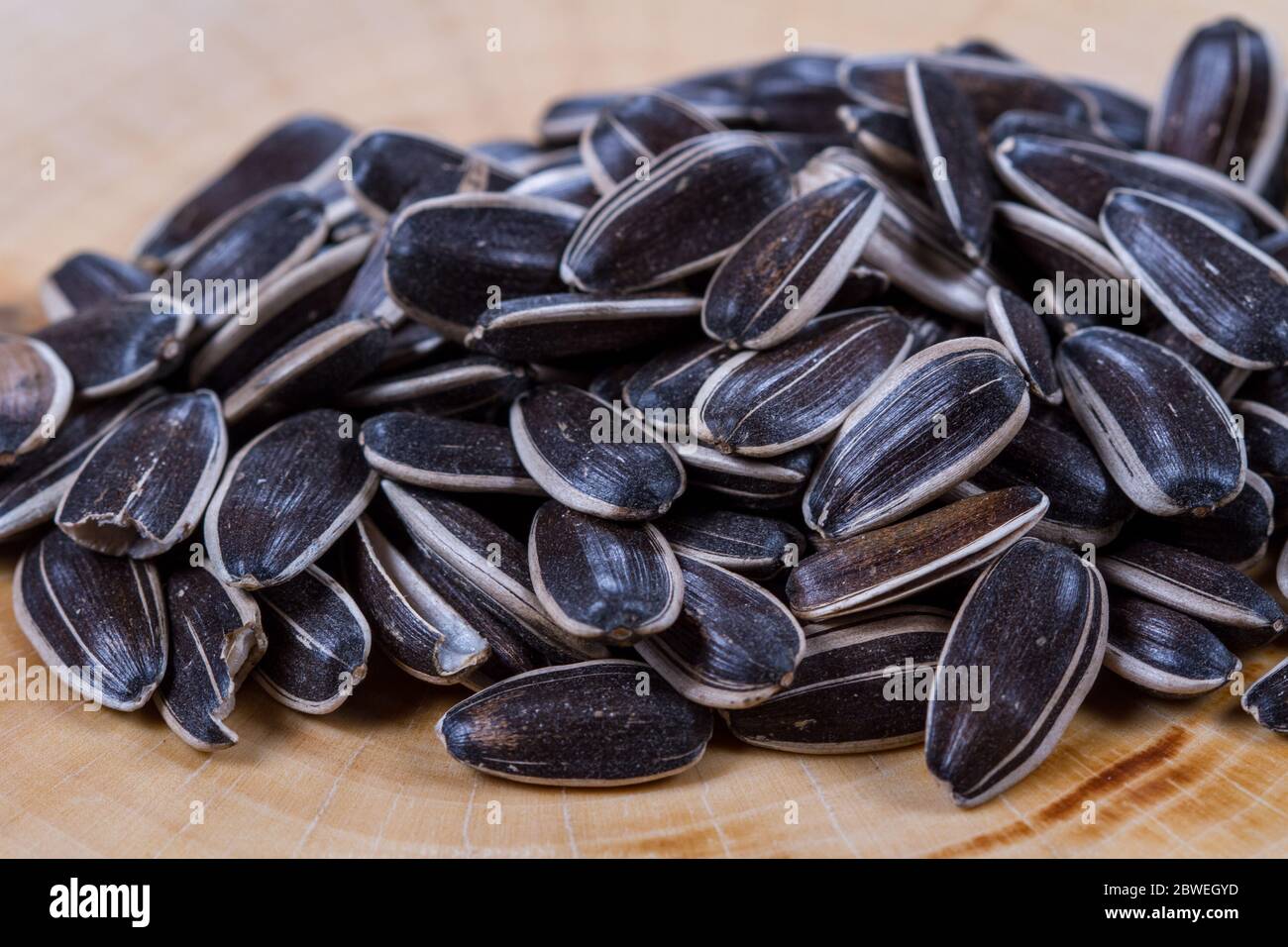 Sonnenblumenkerne auf dem Tisch. Müsli. Gesundes Essen. Stockfoto