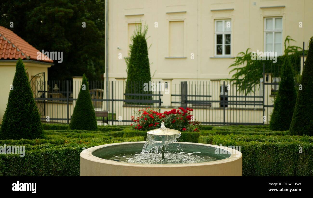 Gartenpark in Olomouc, Brunnen Eisen Wahrzeichen historischen Denkmalschutzgebiet Architektur Denkmal, Tank Wasser Jet Höhe Auslauf spritzen Feder Stockfoto