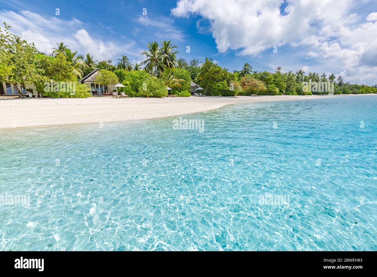 Maledivische Landschaft. Tropische Strandszene, blaues Meer und Palmen und weißer Sand, Sommerurlaub und Urlaub Hintergrund Konzept. Exotisch Stockfoto