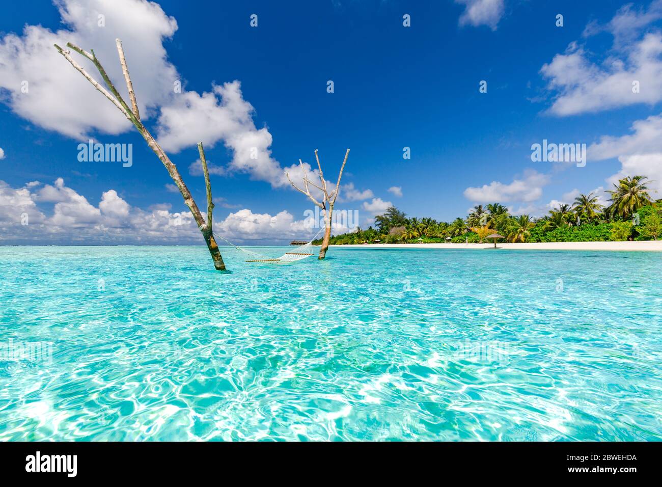 Luxus-Hängematte am Wasser in der paradiesischen Insel Meer Lagune. Sommer Strand Reise und exotischen Urlaubsziel. Inspirierende tropische Strandreise Landschaft Stockfoto
