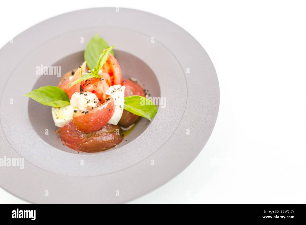 Insalata caprese. Italienischer Gourmet-Salat aus Tomaten, Zucchini und Büffelmozzarella Stockfoto