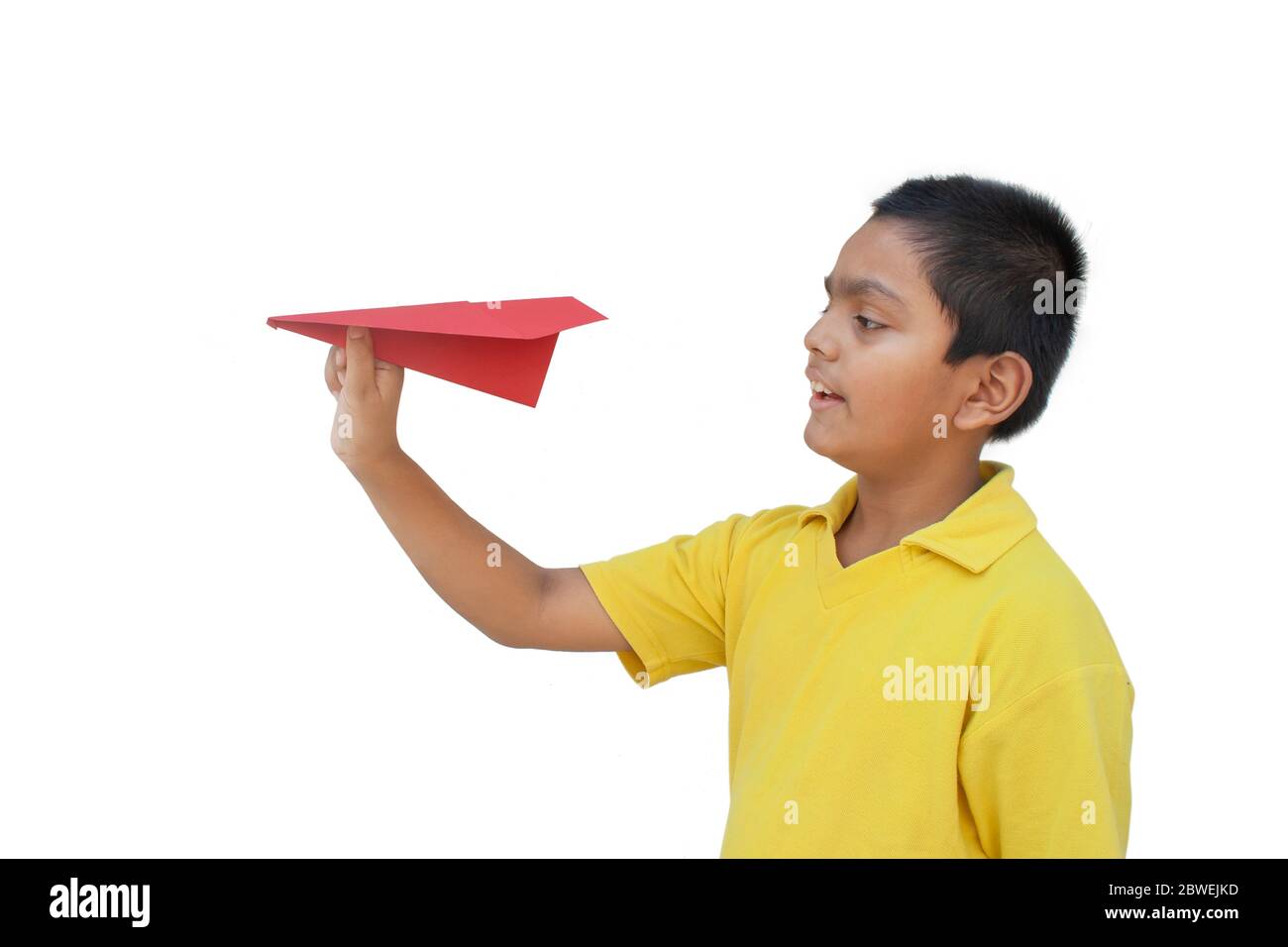 Jungen spielen mit einem Papierflieger und lächelnd Stockfoto