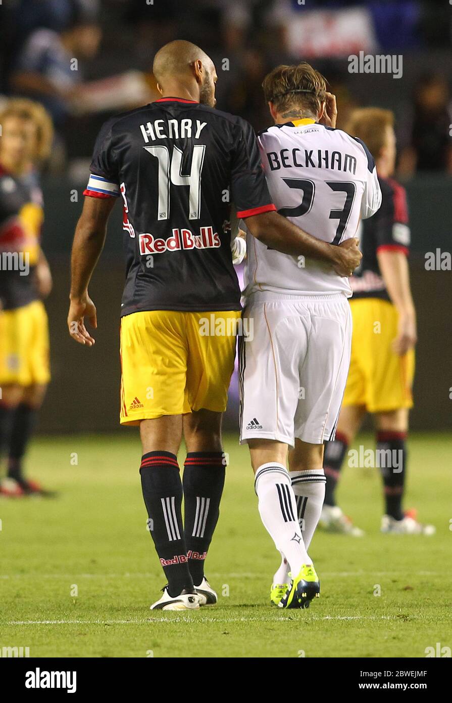 David Beckham in Aktion für Los Angeles Galaxy gegen New York Red Bulls im MLS Play Off Spiel in Carson, Kalifornien. David und Thiery Henry kamen während des Spiels nah an und David trug auch seine neuen adidas Fußballschuhe. Stockfoto
