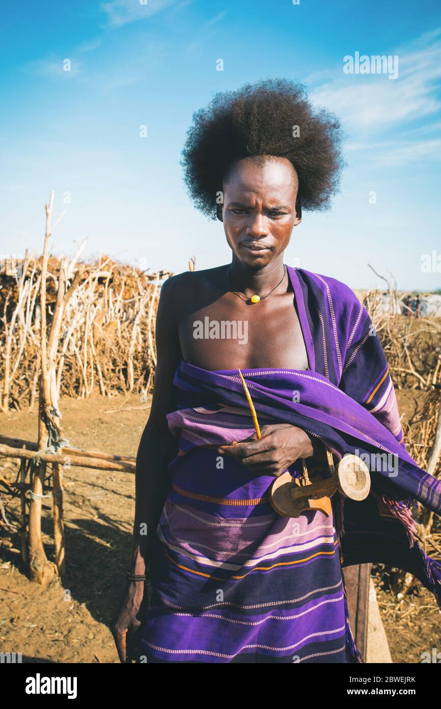 Omorate, Omo Valley, Äthiopien - 11. Mai 2019: Porträt des Menschen vom afrikanischen Stamm Dasanesh. Daasanach sind die in Ethio lebenden ethnischen Gruppen aus Cushiten Stockfoto