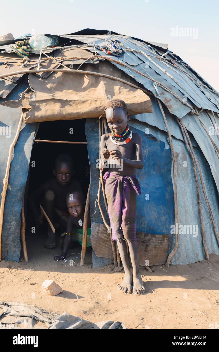 Omorate, Omo Valley, Äthiopien - 11. Mai 2019: Kinder des afrikanischen Stammes Dasanesh in Hütte. Daasanach sind die in Ethio lebenden ethnischen Gruppen aus Cushiten Stockfoto