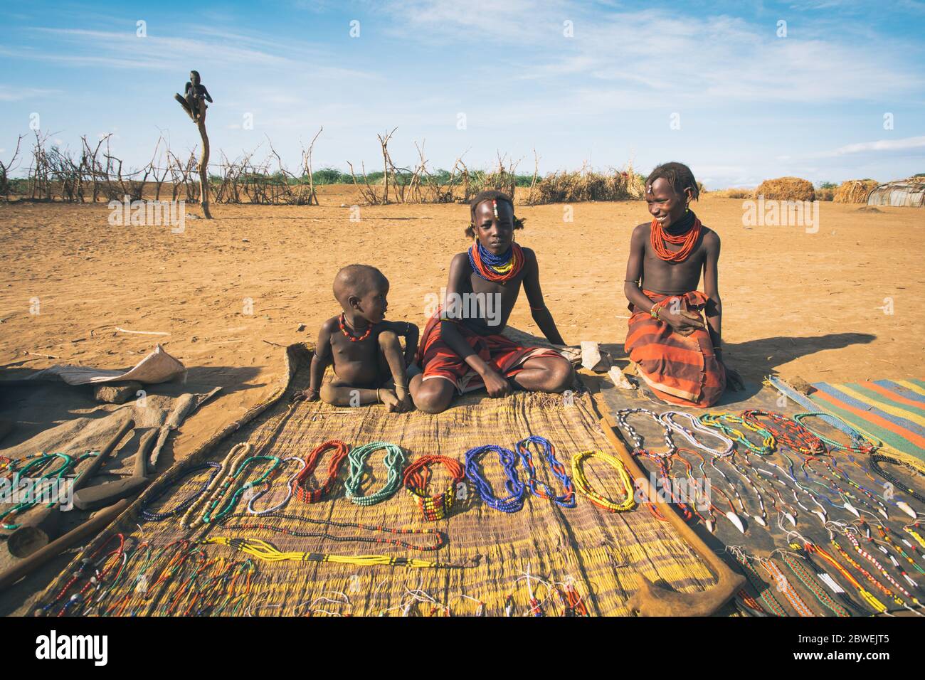 Omorate, Omo Valley, Äthiopien - 11. Mai 2019: Kinder aus dem afrikanischen Stamm Dasanesh bieten handgemachte Souvenirs. Daasanach sind Cushitic ethnischen Grou Stockfoto