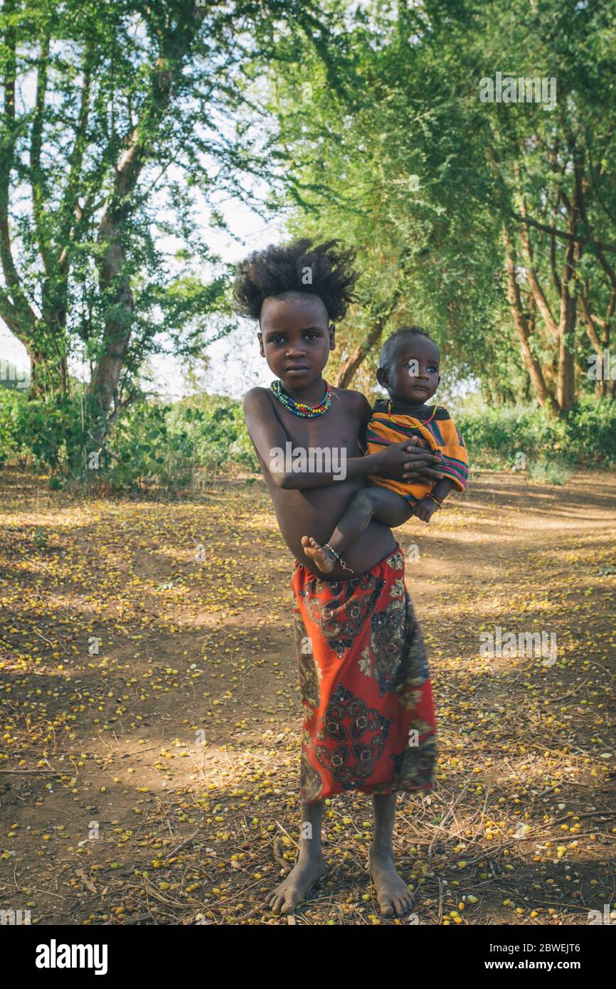 Omorate, Omo Valley, Äthiopien - 11. Mai 2019: Porträt von Kindern des afrikanischen Stammes Dasanesh. Daasanach sind die ethnischen Gruppen der Cushiten, die in der Stadt leben Stockfoto