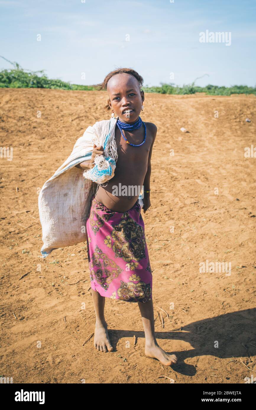 Omorate, Omo Valley, Äthiopien - 11. Mai 2019: Porträt eines Mädchens aus dem afrikanischen Stamm Dasanesh. Daasanach sind die in Ethi lebenden ethnischen Gruppen der Cushiten Stockfoto
