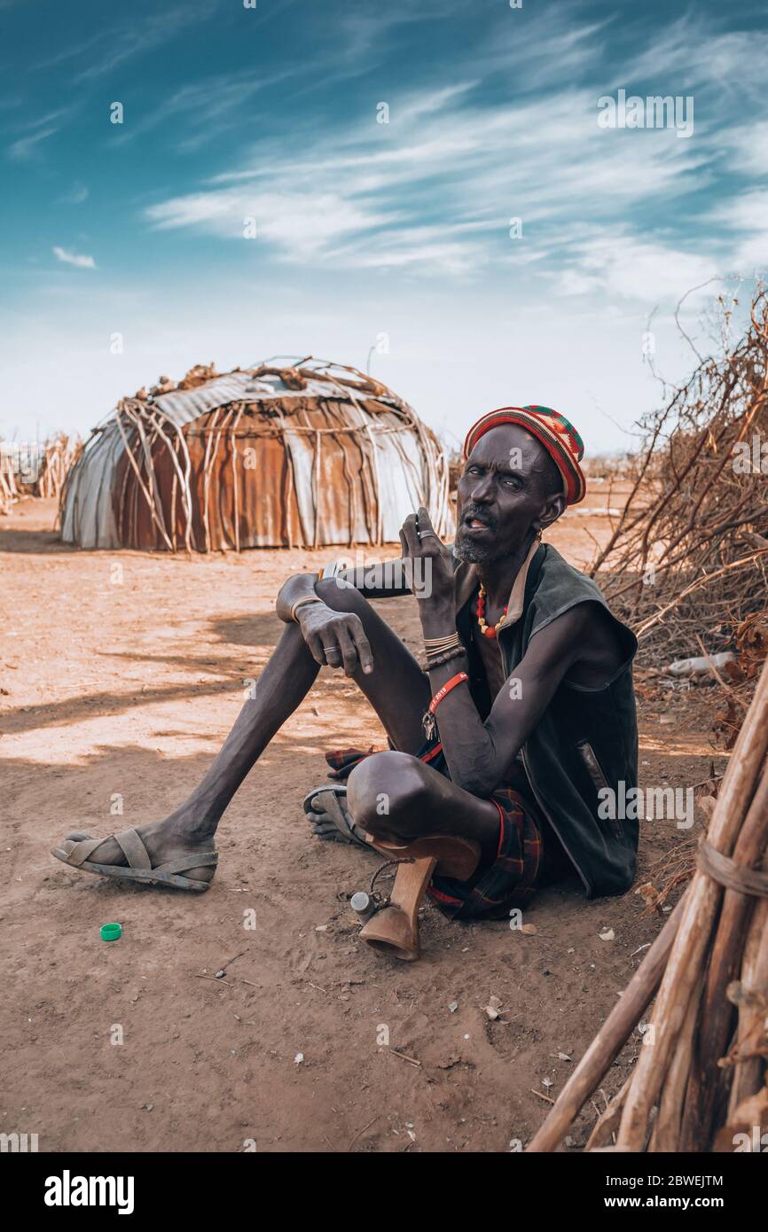 Omorate, Omo Valley, Äthiopien - 11. Mai 2019: Porträt des Menschen vom afrikanischen Stamm Dasanesh. Daasanach sind die in Ethio lebenden ethnischen Gruppen aus Cushiten Stockfoto