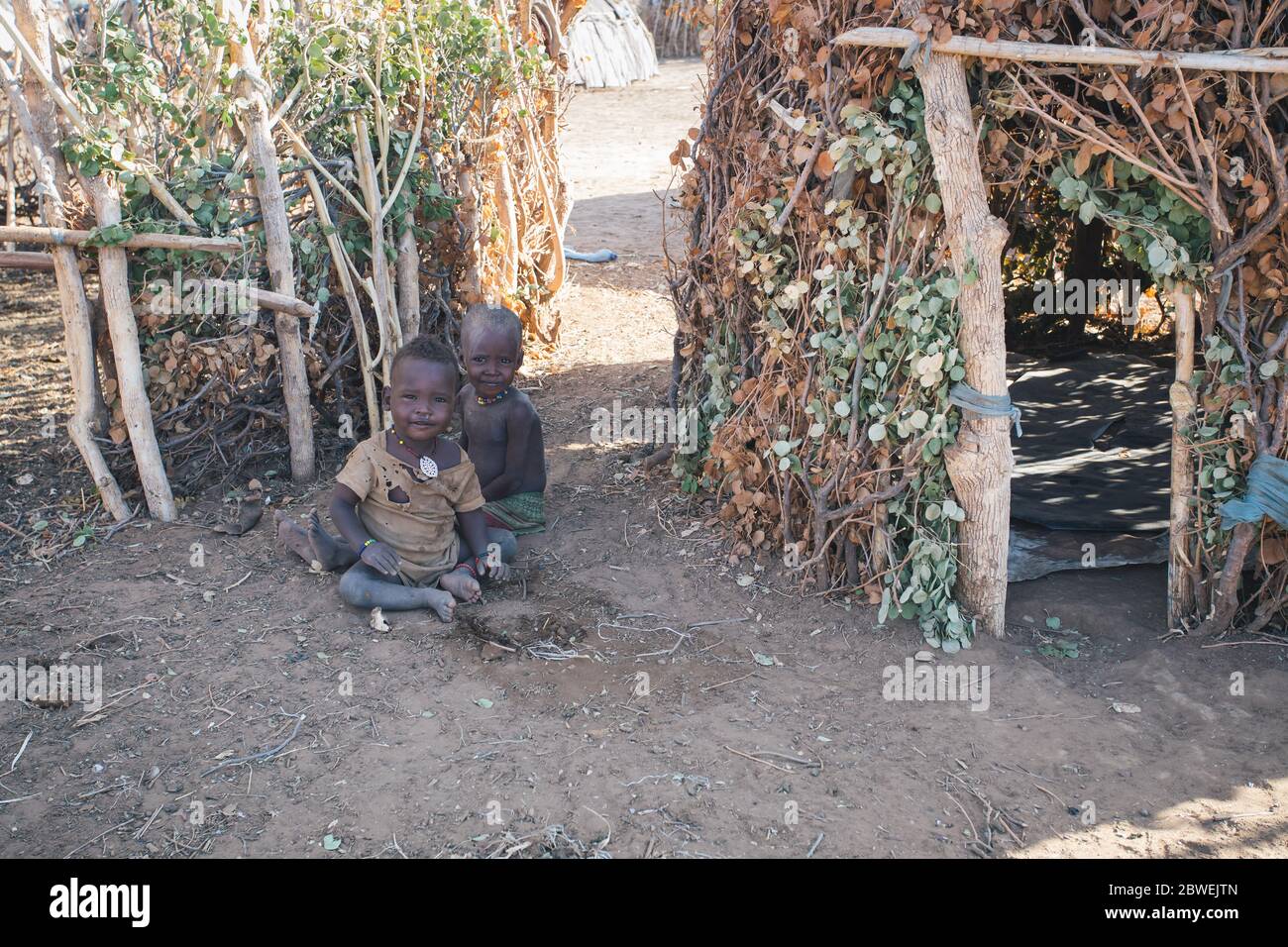 Omorate, Omo Valley, Äthiopien - 11. Mai 2019: Kinder des afrikanischen Stammes Dasanesh vor der Hütte. Daasanach sind die kushitischen ethnischen Gruppen, die bewohnen Stockfoto