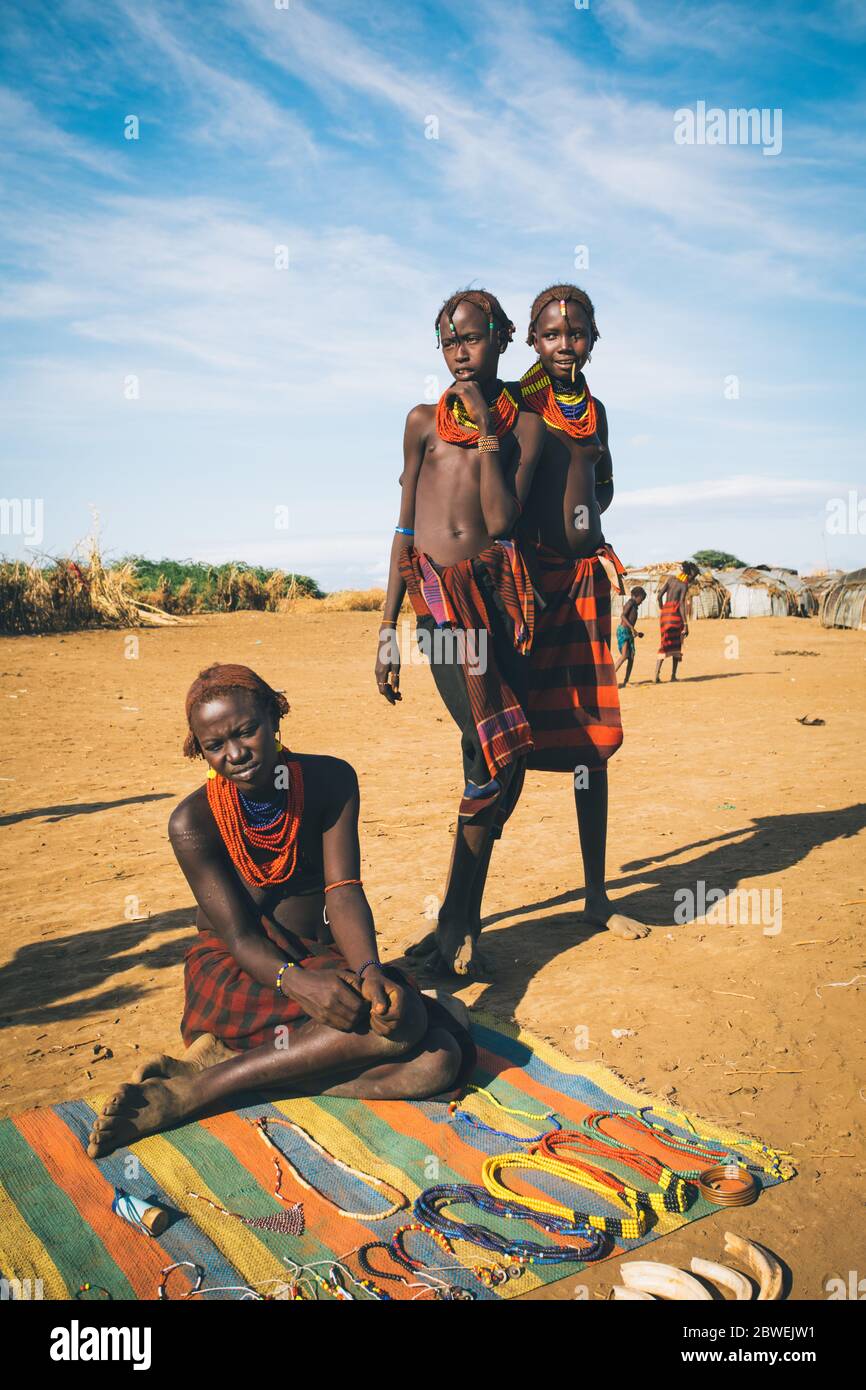 Omorate, Omo Valley, Äthiopien - 11. Mai 2019: Frau aus dem afrikanischen Stamm Dasanesh bietet handgemachte Souvenirs. Daasanach sind die Cushitic ethnischen Gruppe i Stockfoto