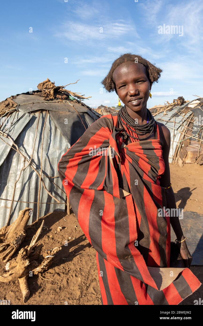 Omorate, Omo Valley, Äthiopien - 11. Mai 2019: Frau vom afrikanischen Stamm Dasanesh vor traditioneller Hütte. Daasanach sind die Cushitic ethnischen Gruppe i Stockfoto