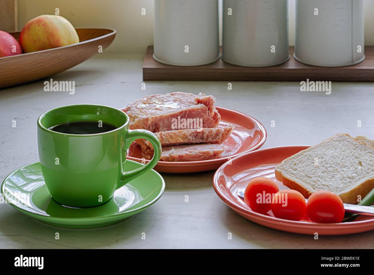 Frühstück mit Toast und schwarzem Kaffee. Stockfoto