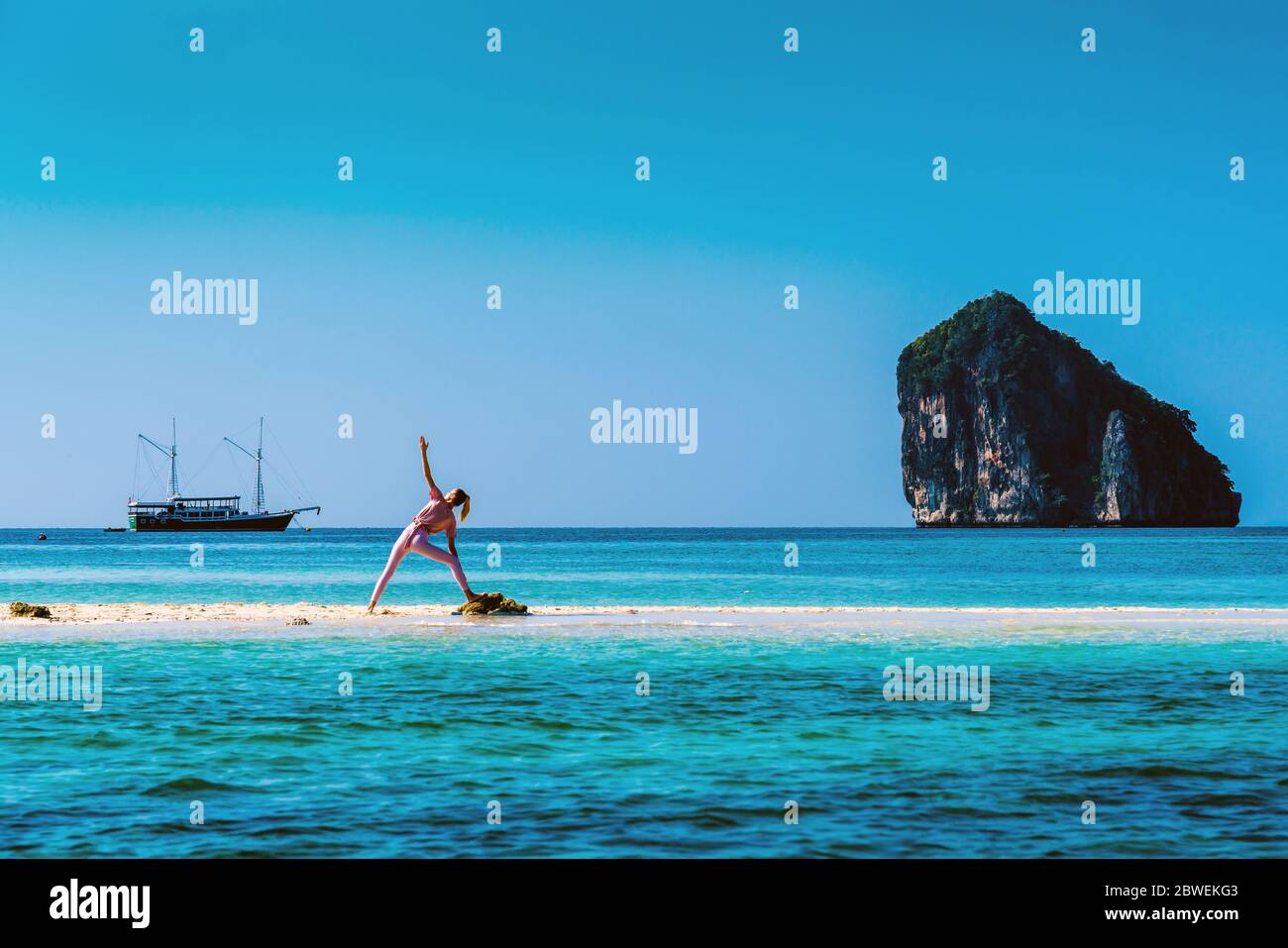 Nicht identifizierbare Frau in Yoga Pose am Strand in Thailand Stockfoto
