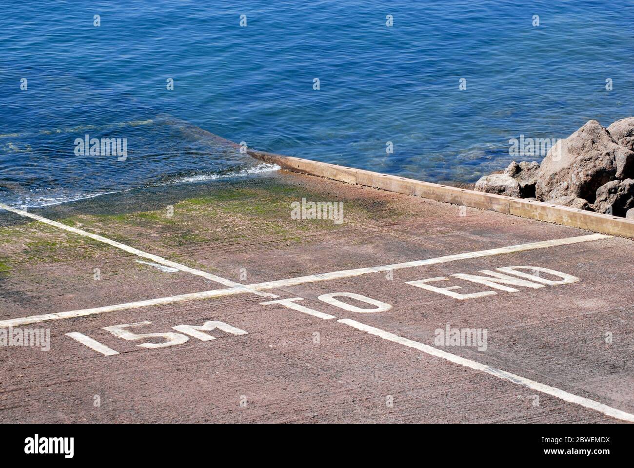 Warnschild, in großen Buchstaben, auf der Bootsanlegestelle '15m to End', Exmouth, Devon, England Stockfoto