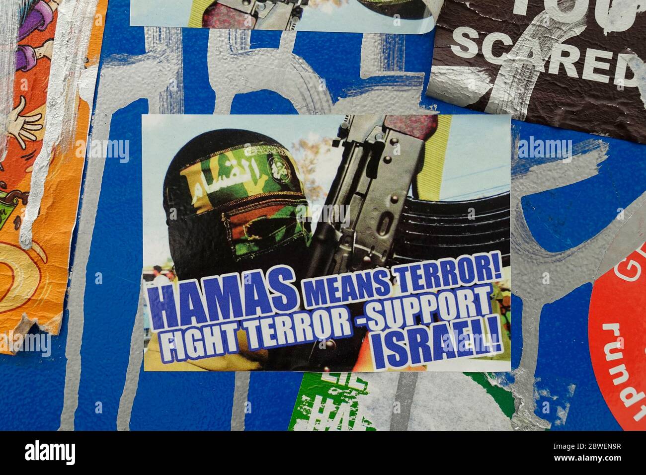 Sticker, Hamas bedeutet Terror, Kampf gegen Terror, unterstützt Israel, Kreuzberg, Berlin Stockfoto